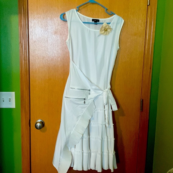 Fun frilly white dress - Picture 1 of 3